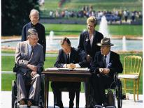 Image of world leaders signing ADA in 1990